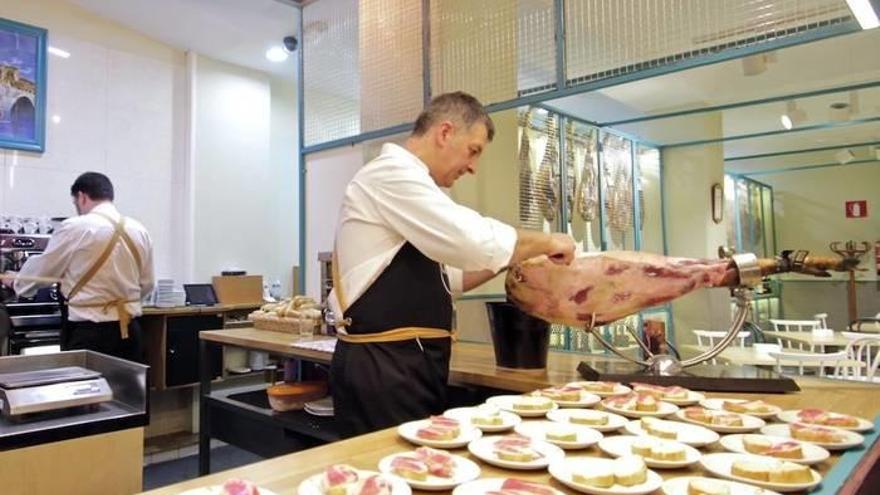En el Colmado Ibérico el jamón de bellotas es el gran protagonista