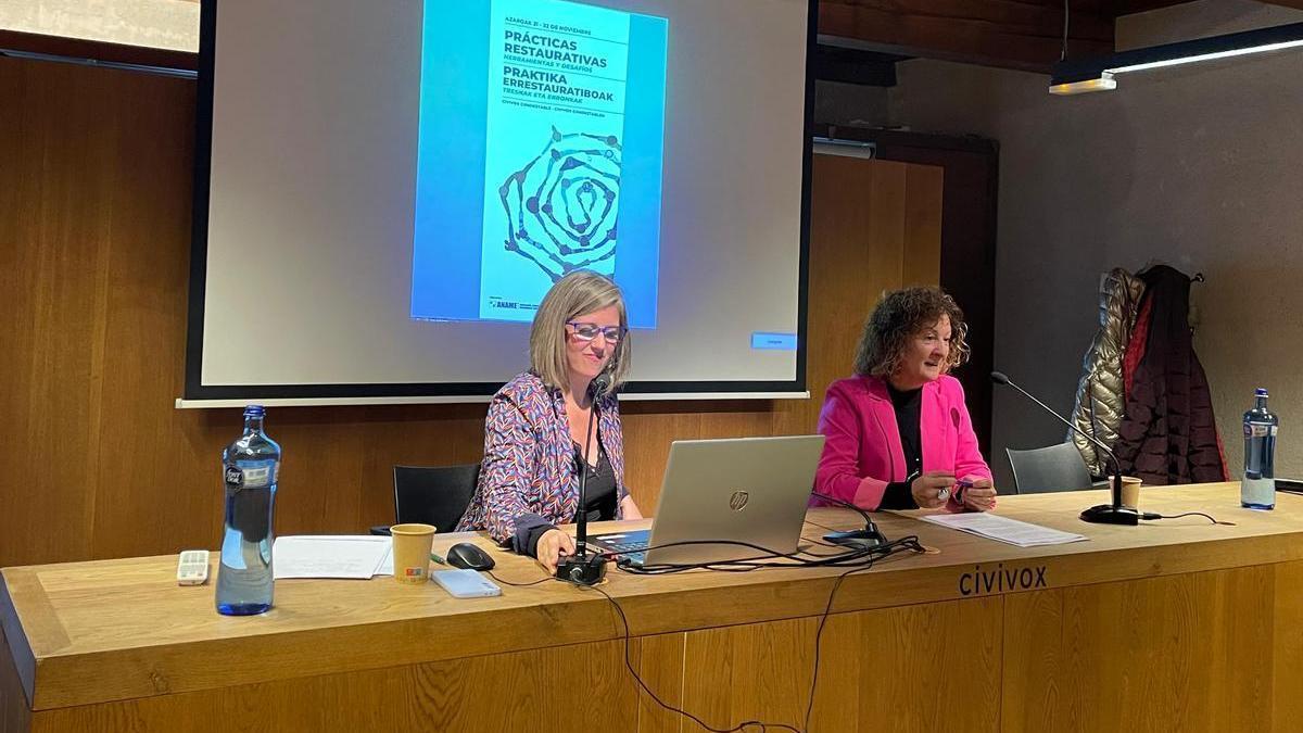 La directora general de Justicia, Maite Arenaza, durante su intervención, junto a la Presidenta de ANAME,  María Rovira