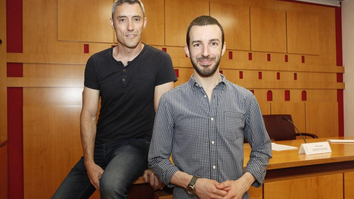 A la izquierda, Iker Olazabal, director de la Banda Municipal. A la derecha, el mago Asier Kidam
