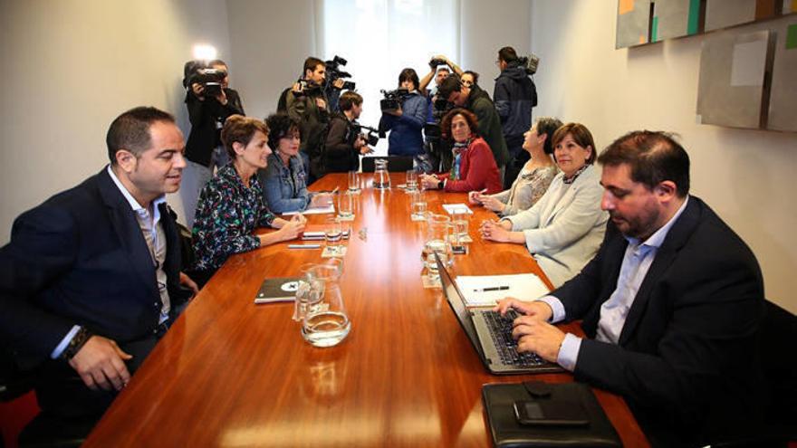 Ramón Alzórriz, María Chivite e Inma Jurío (PSN), con Itziar Gómez, Ana Ansa, Uxue Barkos y Unai Hualde (Geroa Bai), en la reunión previa en el Parlamento de Navarra.