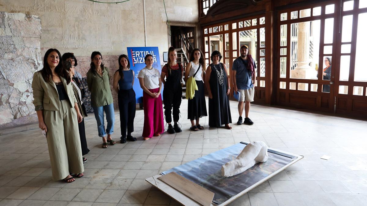 La diputada de Euskera, Cultura y Deporte, Leixuri Arrizabalaga, junto a varios de los artistas de Ertibil Bizkaia 2025.