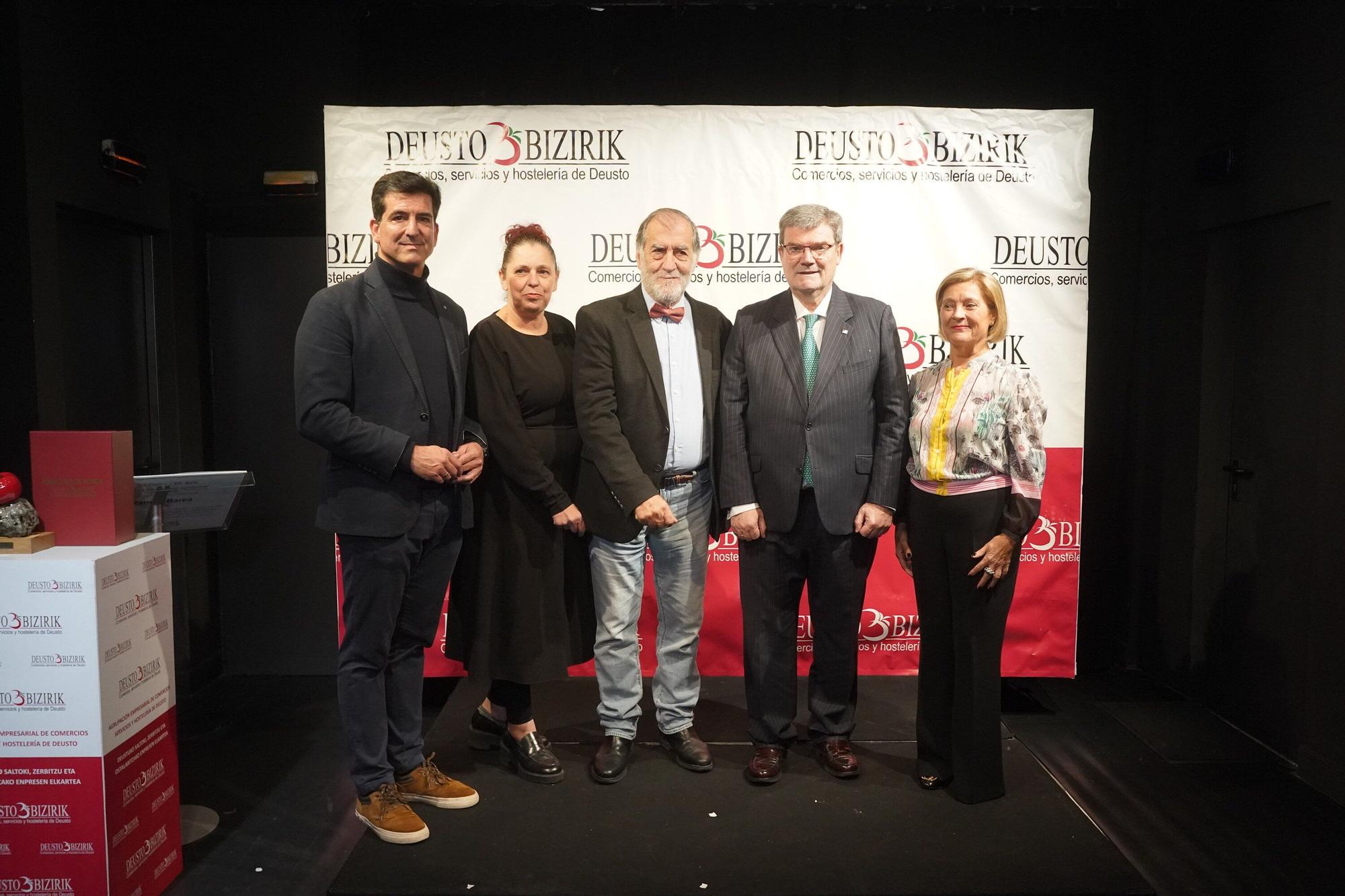 Ignacio Aguirre, Vicky Portugal, Ramón Barea, Juan Mari Aburto y Julia Diéguez, momentos antes de entregar el nombramiento de Tomatero de honor al dramaturgo.