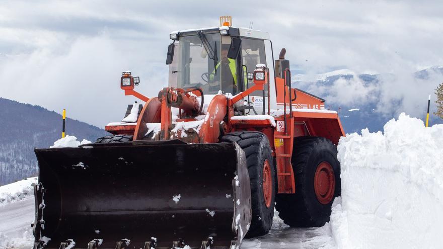 Aviso amarillo por nevadas en el Pirineo hasta la madrugada del lunes: cortada la NA-137 en El Ferial