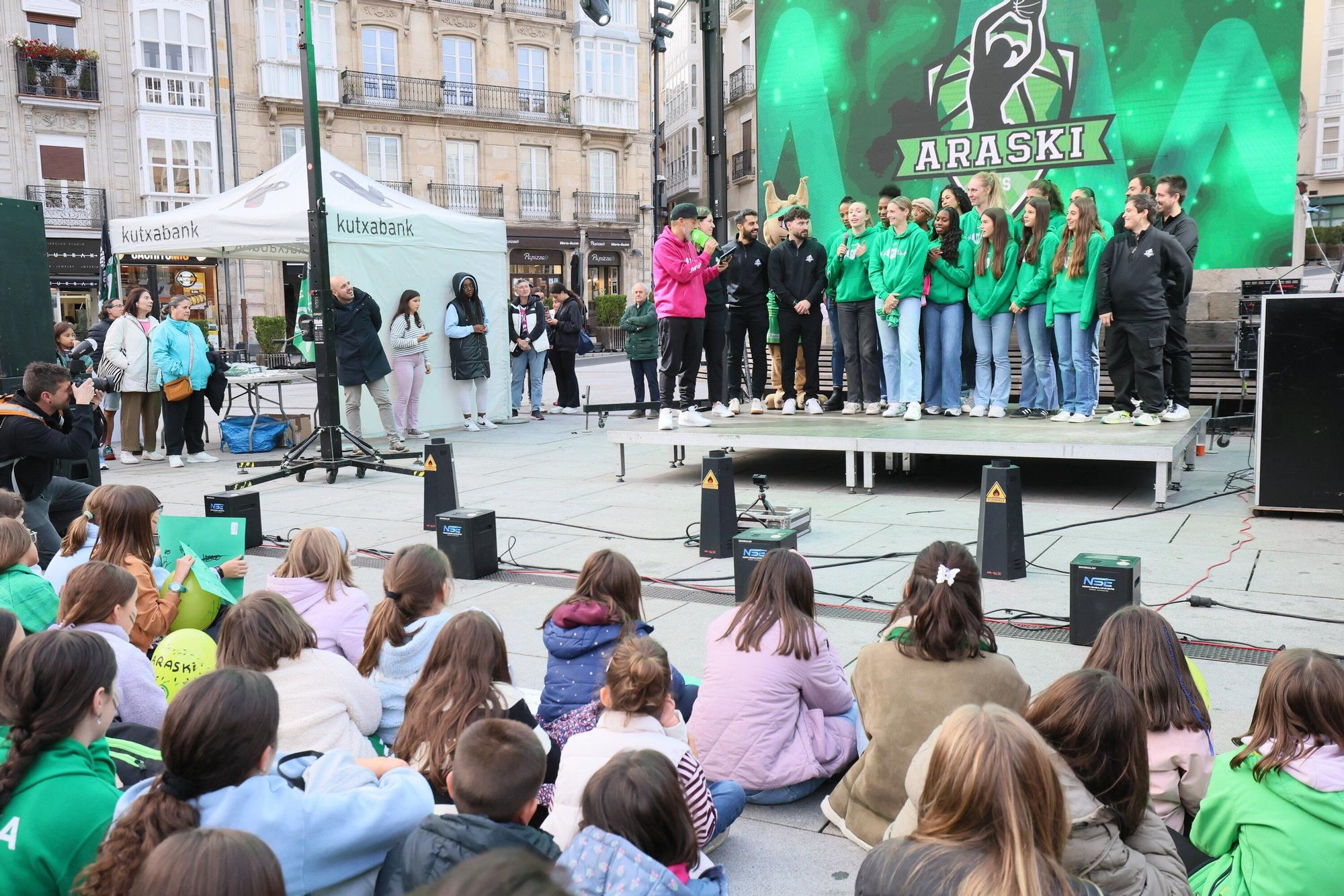 En imágenes: El Araski presenta su plantilla en la plaza de la Virgen Blanca