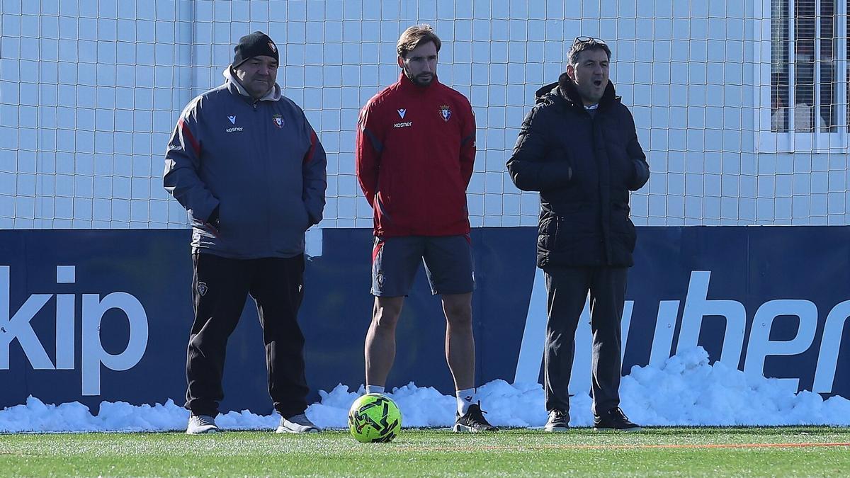 Moncayola, viendo desde la banda en Tajonar el entrenamiento de este viernes, junto al secretario técnico &#039;Cata&#039; y al director deportivo Braulio.