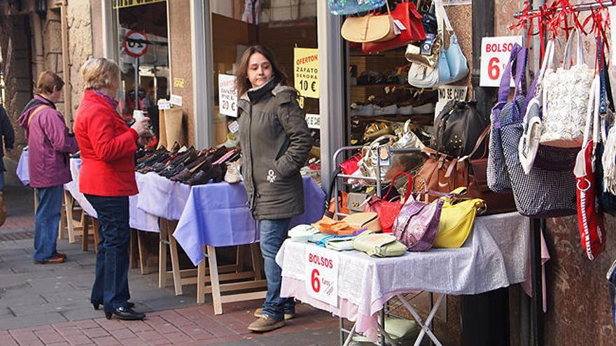 Varias vecinas del municipio observan las ofertas de uno de los comercios jarrilleros en una edición pasada de la feria.