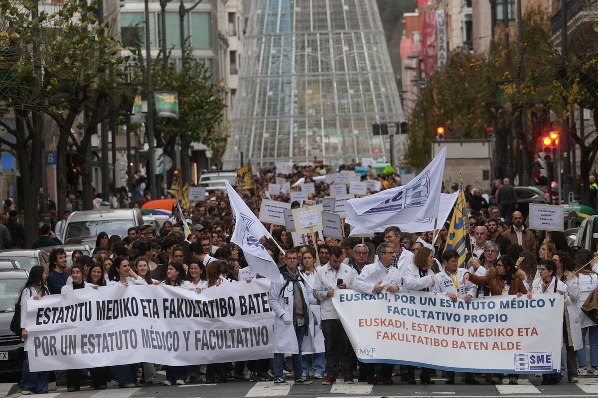 Cientos de médicos piden en Bilbao un estatuto propio que recoja sus particularidades