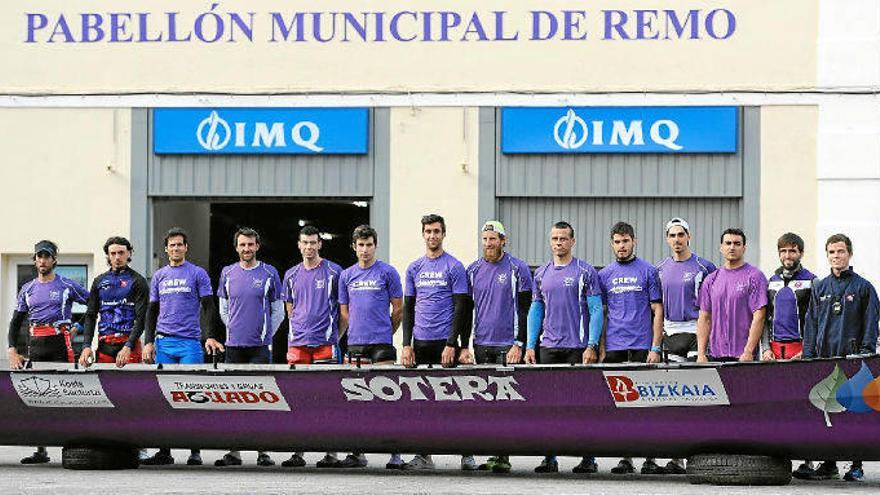 Integrantes de la trainera de Santurtzi que tomarán parte en la Eusko Label Liga.