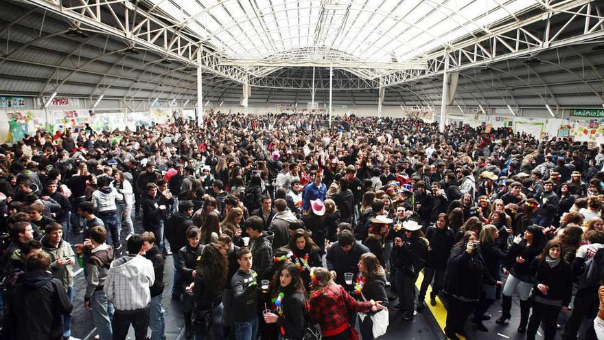 El patinódromo del CD Amaya acogió por vez primera la carpa en la edición de esta primavera, tras el barrizal de noviembre de 2009.