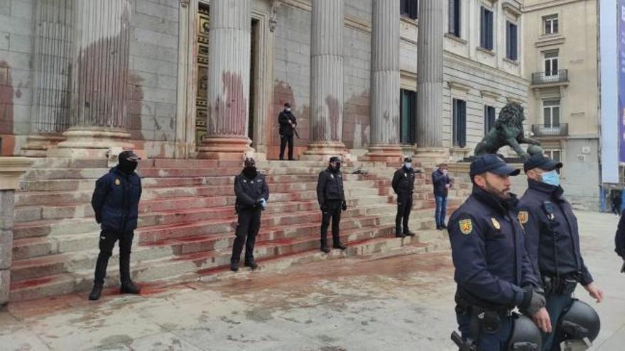 Activistas de &#039;Rebelión Científica&#039; arrojan pintura roja a la fachada del Congreso