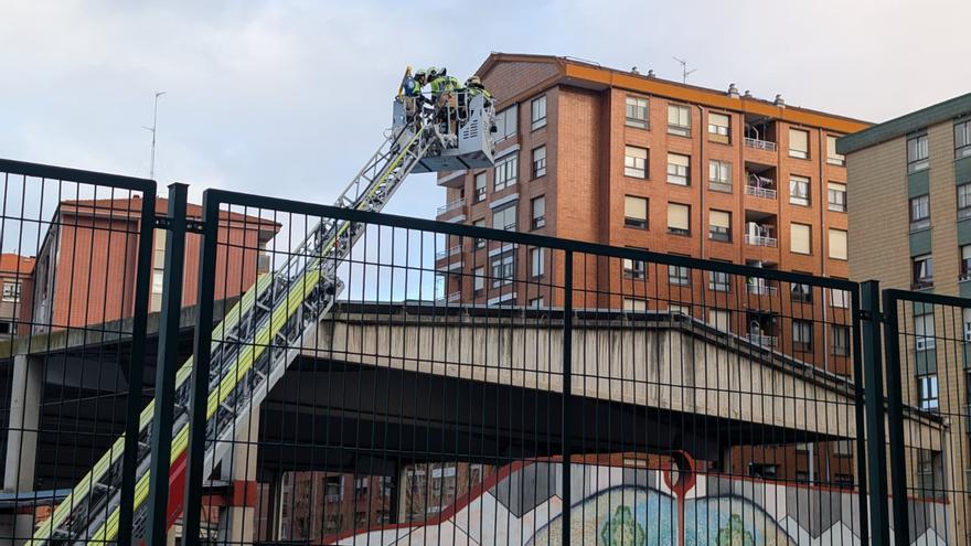 Cierran el patio del colegio Zuazo de Barakaldo por una chapa que cuelga del tejado con riesgo de caída