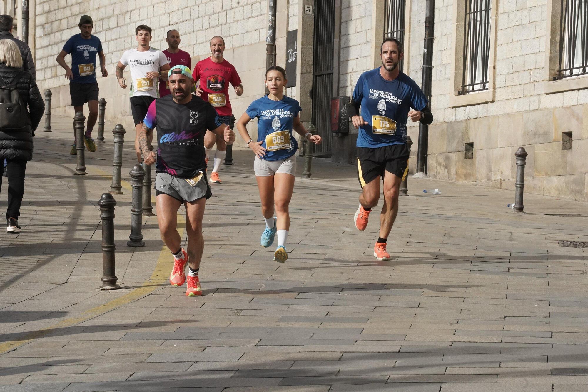 En imágenes: Miles de personas conquistan la Almendra de Gasteiz