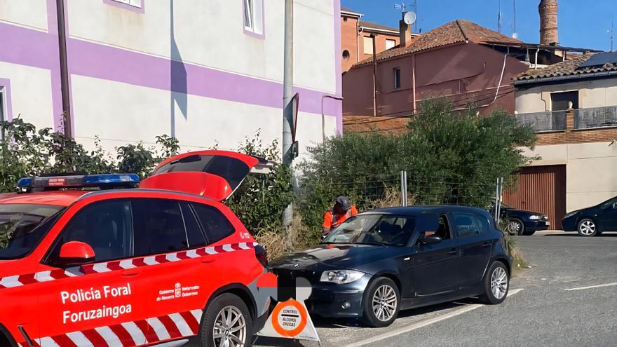 La Policía Foral desactiva a un conductor ebrio y drogado, una bomba al volante en San Adrián