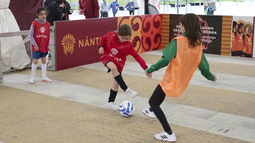 Últimas plazas para la escuela de fútbol femenino de la Fundación NÁNTHEA