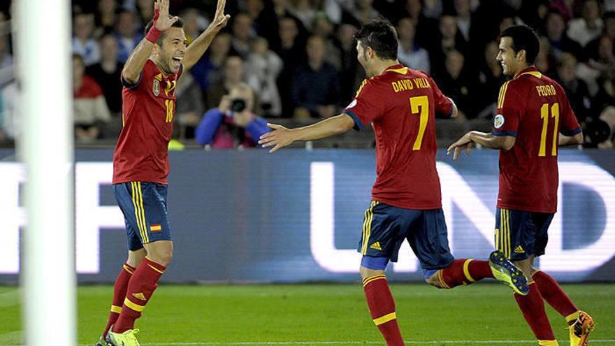 España pone pie y medio en Brasil (0-2)