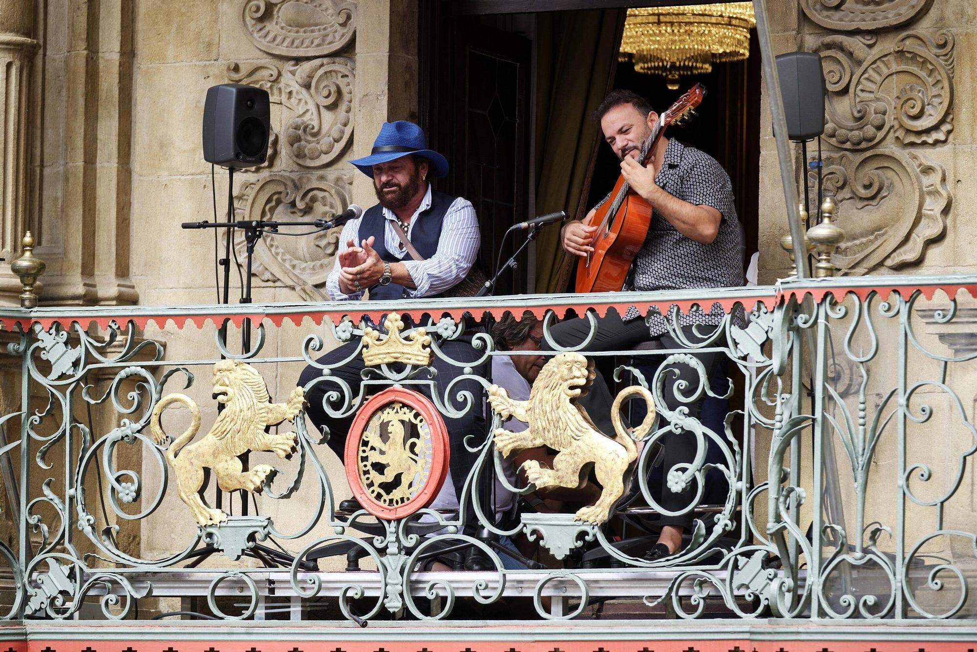 Actuación de Duquende y Julio Romero en la Plaza del Ayuntamiento