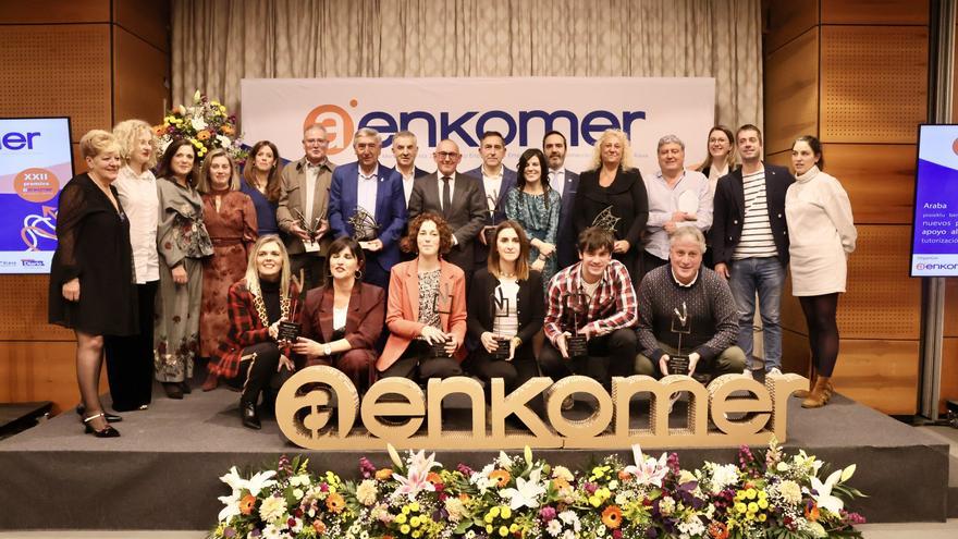 Aenkomer reconoce el esfuerzo de media docena de comercios