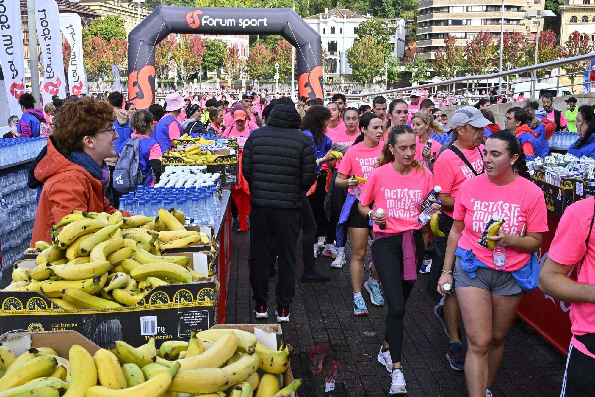 En imágenes: los paraguas tiñen la marea rosa de Bilbao