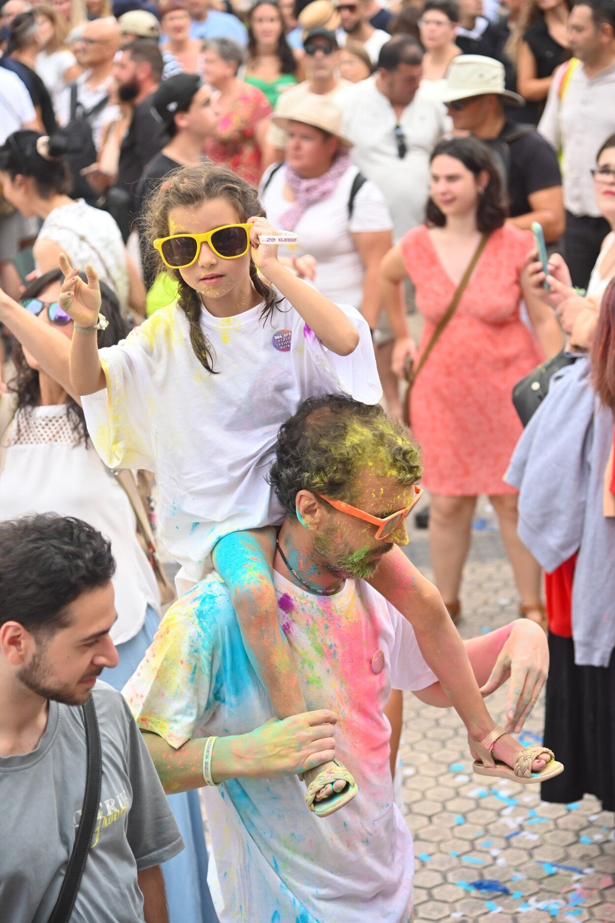 La Holi Fest empapa de color el Boulevard
