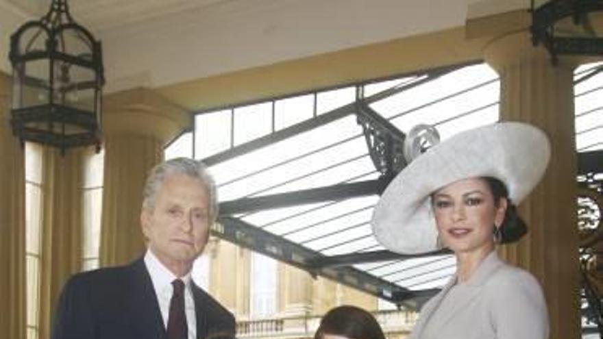 Isabel II condecora a Catherine Zeta Jones por su contribución al Reino Unido