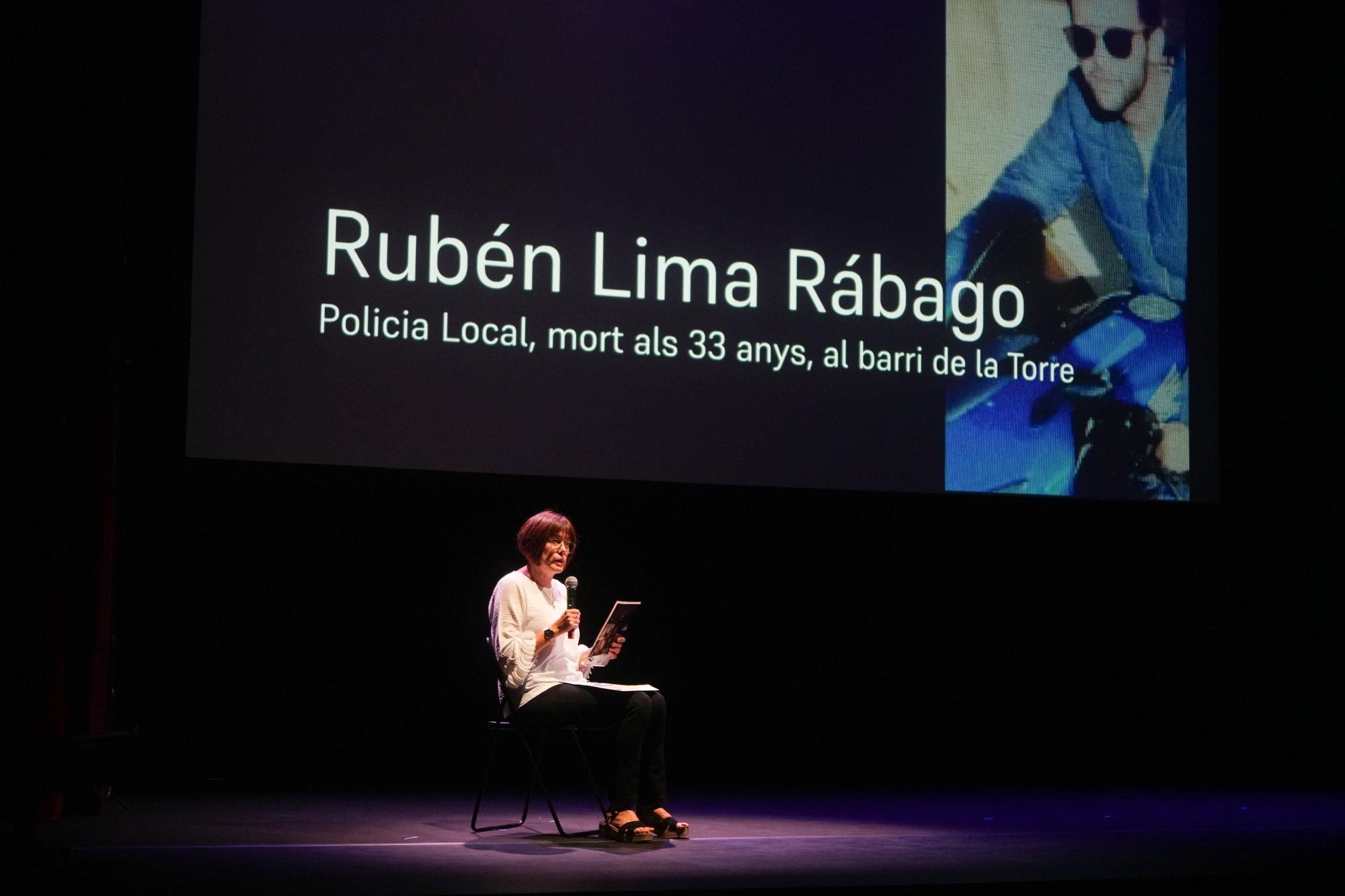 Las asociaciones de víctimas de la dana llenan un teatro de música y poesía para homenajear a sus fallecidos