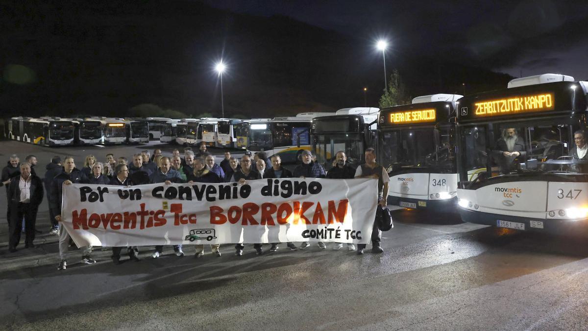 Trabajadores del servicio de villavesas, este martes antes del amanecer.