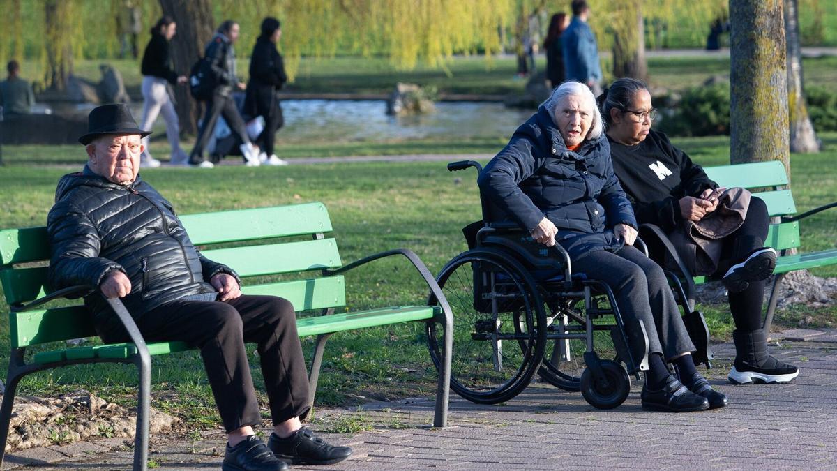 Personas mayores, en un parque de Pamplona. Personas mayores, en un parque de Pamplona.