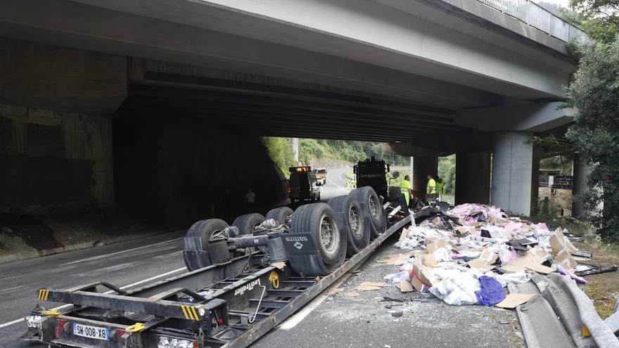 Elgoibar: Un fallecido al caer un camión desde la AP-8 a la N-634