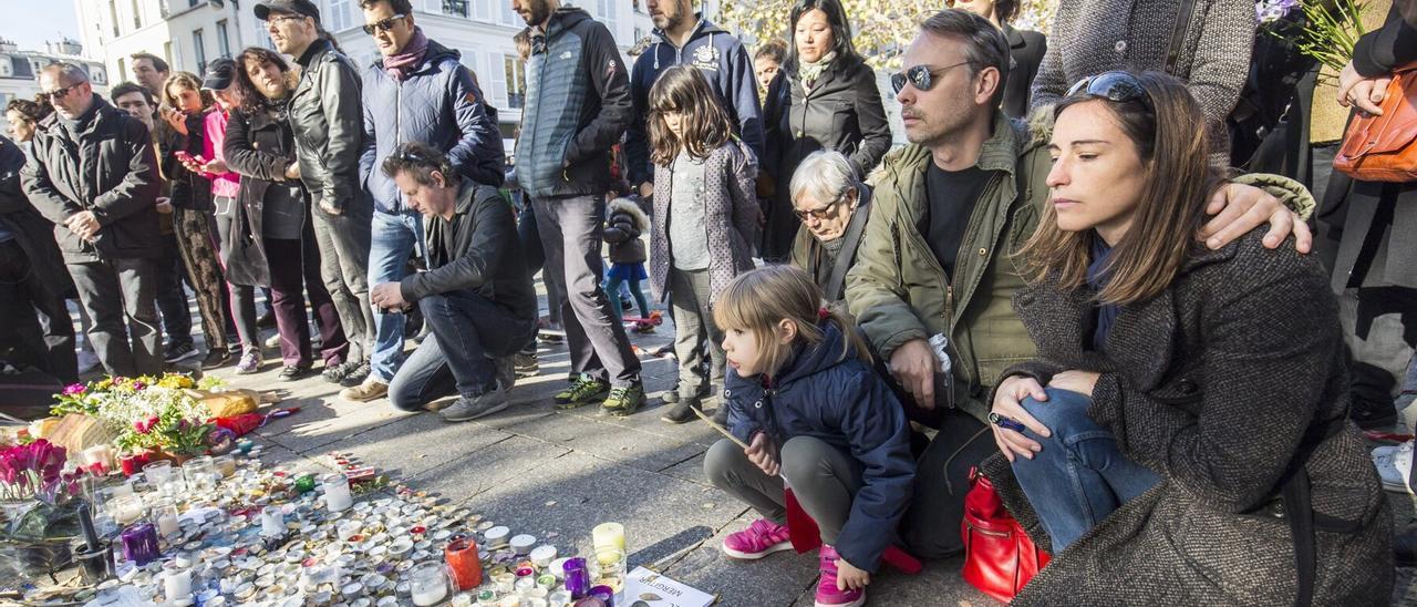 Francia recuerda a las víctimas de los atentados del 13N