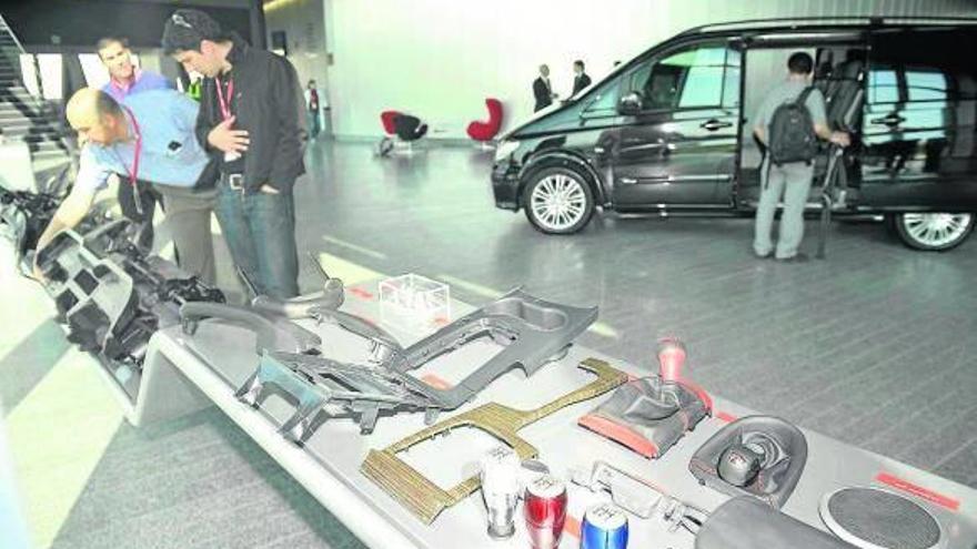 Muestra de componentes de automoción que fabrica la industria vasca en la sede de AIC.
