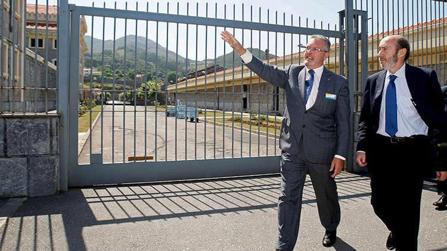 Rubalcaba visitando el centro penitenciario de El Dueso (Santoña).