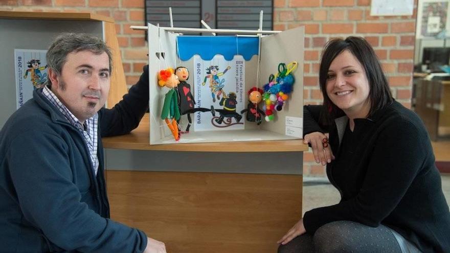 El dinamizador cultural Ángel Irureta, con la edil del área, Ainhoa Oyaga.