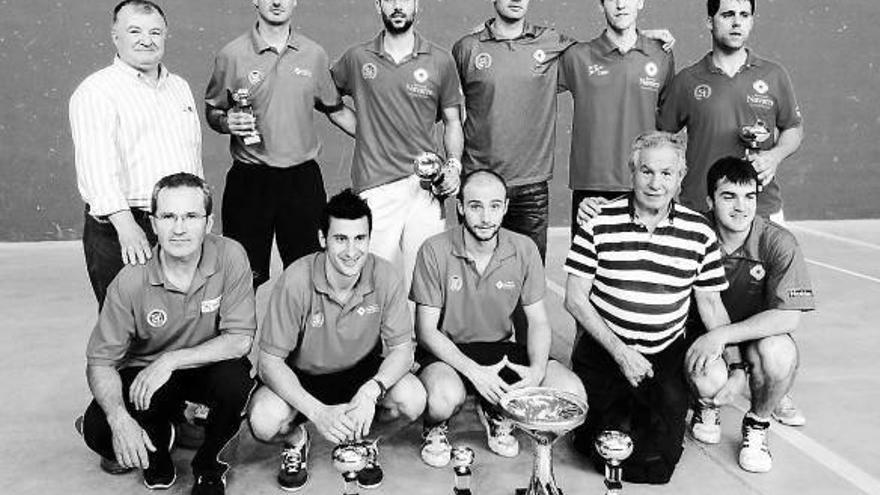 Arriba, de izquierda a derecha, Iriarte (presidente de la Federación Navarra de Pelota), Zozaia, Yoldi, Goñi, Barón y Tabar. Abajo, Huárriz (seleccionador), Ayarra, Etxabarren, Iturri (seleccionador) y Olano.