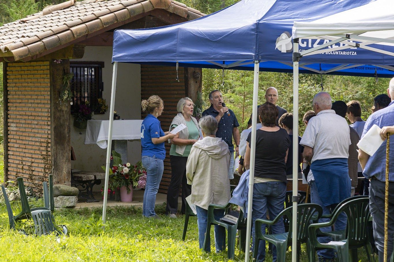 Sol y buen ambiente en la romería de Santumotz de Elgoibar