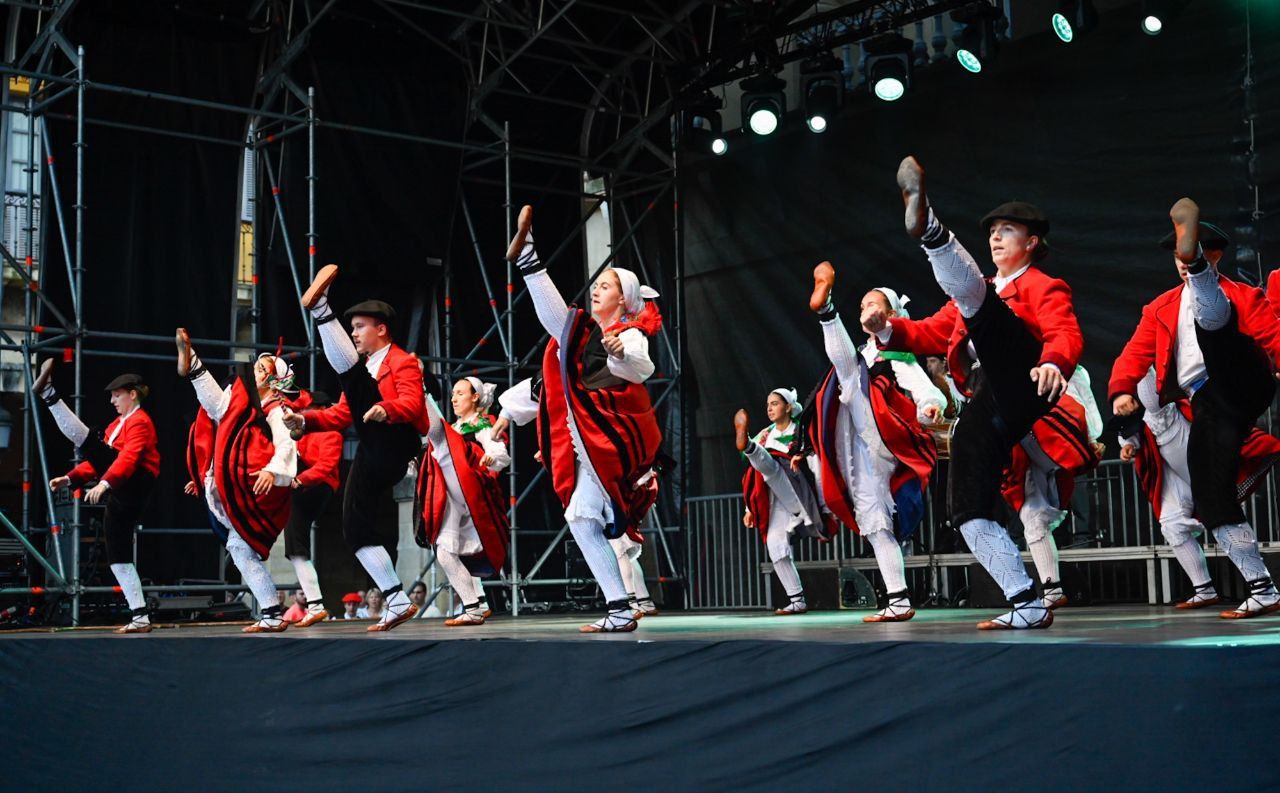 [Fotos] Donostia baila con Goizaldi Dantza Taldea