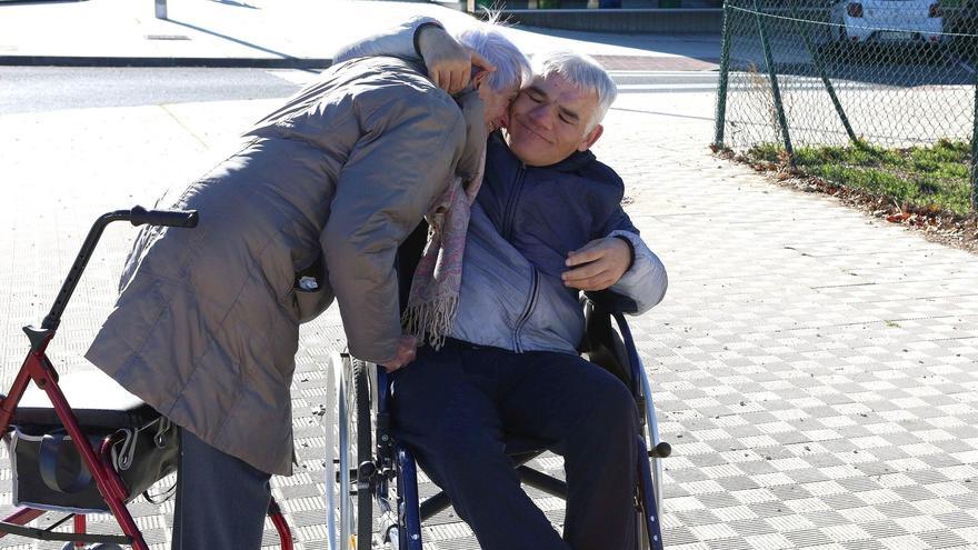 A sus 84 años, Mari Carmen Villanueva visita a diario a su hijo Peio, de 54, en el centro Las Hayas.