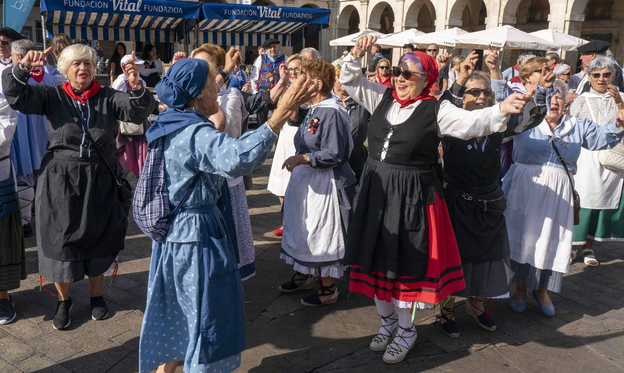En imágenes: Blusas y neskas veteranos celebran su día en La Blanca
