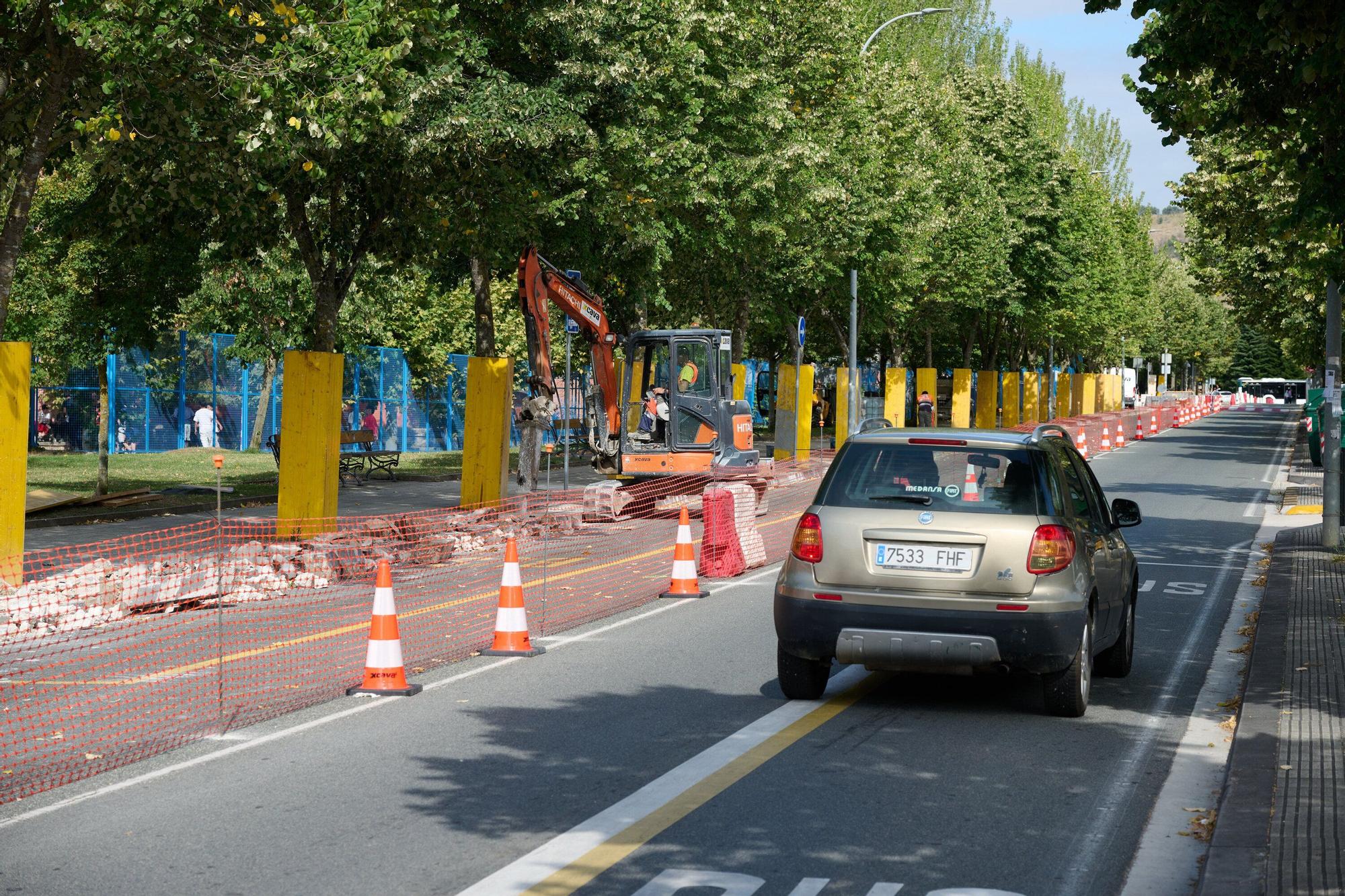 Obras del nuevo carril en calle María Azkarate de Burlada