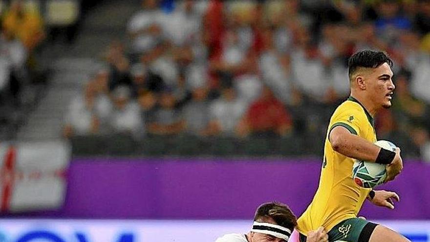 El neozelandés Sonny Bill Williams, defendido por un irlandés.