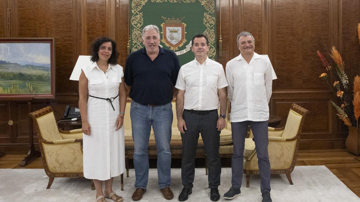 Joseba Asiron, Mikel Irujo, Uxue Itoiz y Mikel Armendariz en la firma del convenio.
