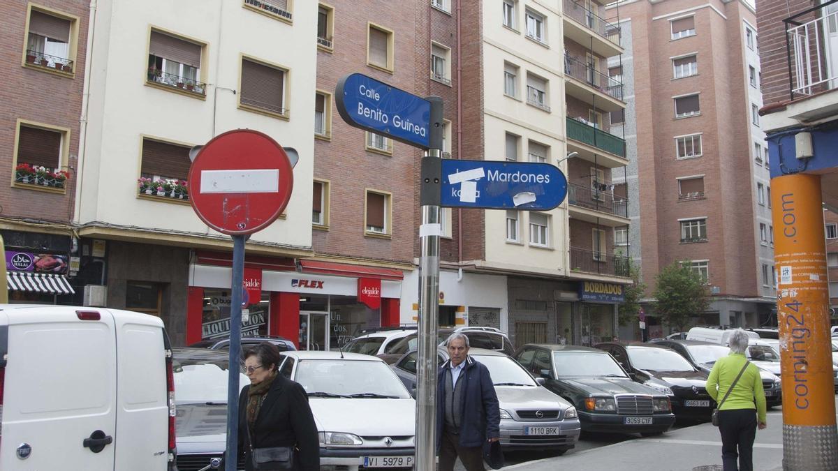 Cruce de la calle Benito Guinea con José Mardones