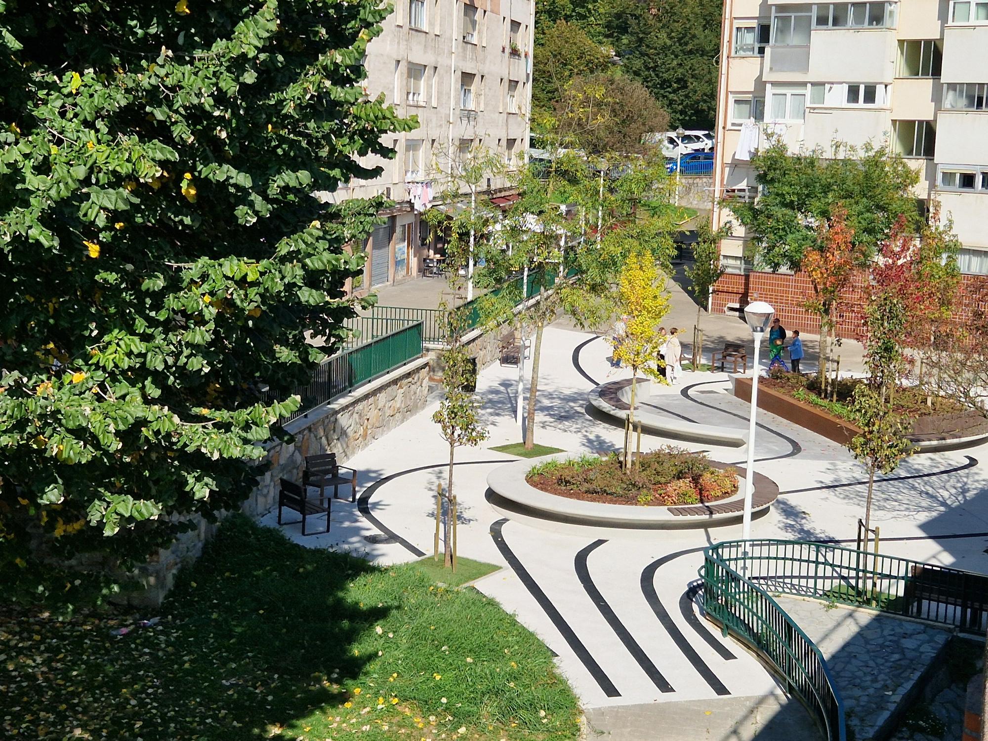 Así luce la renovada plaza Zizeruena de Otxarkoaga
