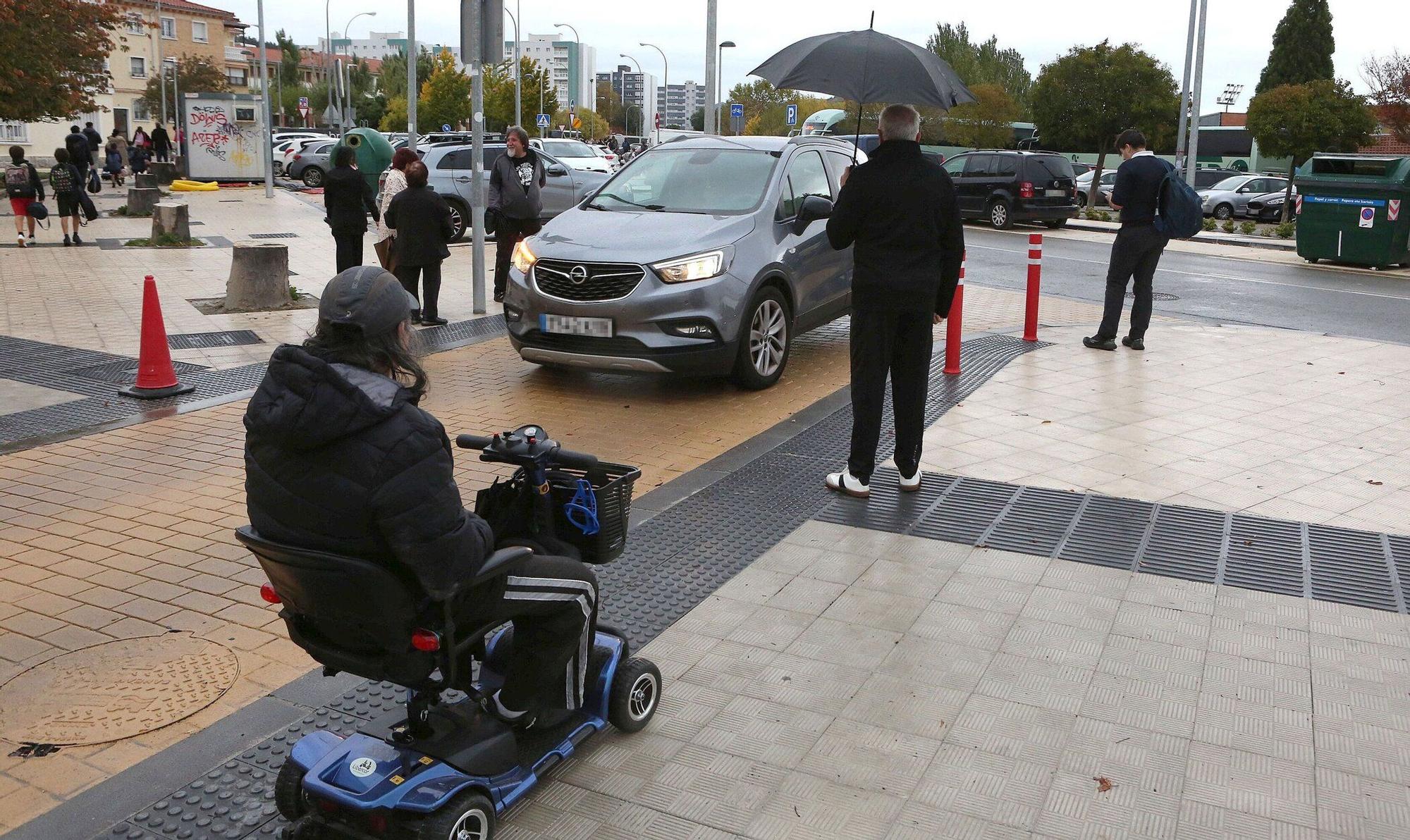 Movilización vecinal en la Txantrea contra los coches mal aparados a la salida del colegio