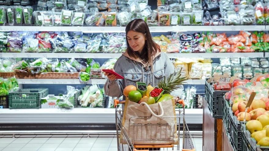 Más helados, agua y refrescos: así cambia el calor la cesta de la compra