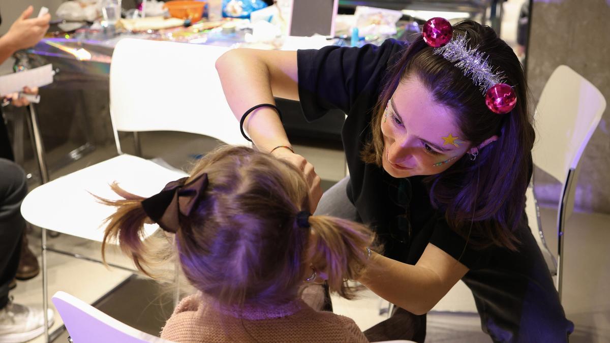 Una niña participa en la Fiesta de Acogida de Invierno, organizada por la Diputación Foral de Bizkaia el pasado miércoles.