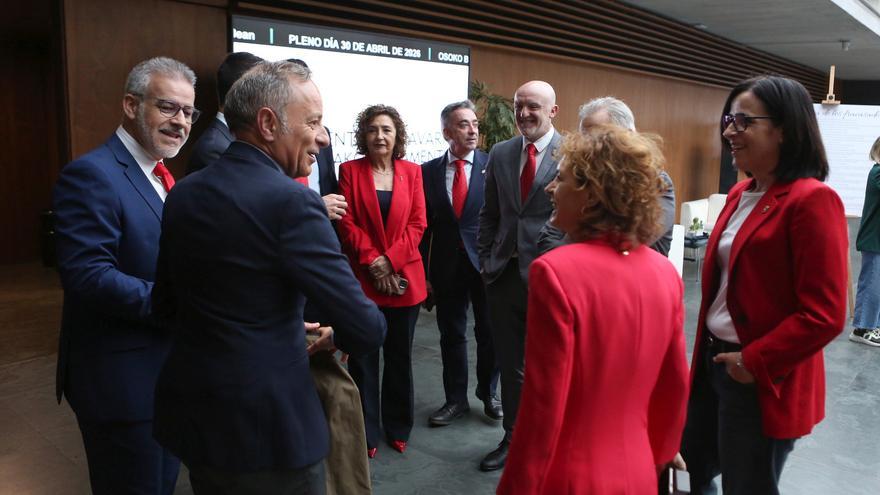 Los parlamentarios de UPN se ponen de acuerdo para acudir de rojo al Parlamento de Navarra