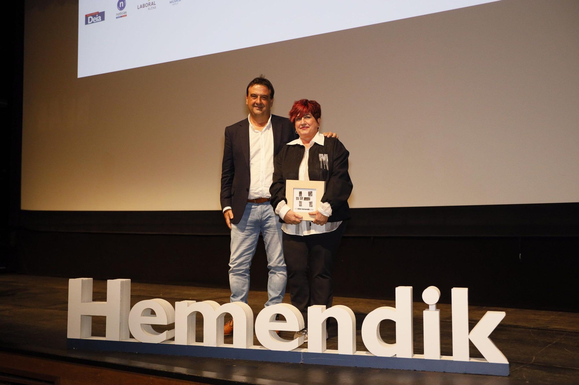 Edu Briones, alcalde de Muskiz, dio el premio a Olga Díaz, presidenta de Zurekin Muskiz.