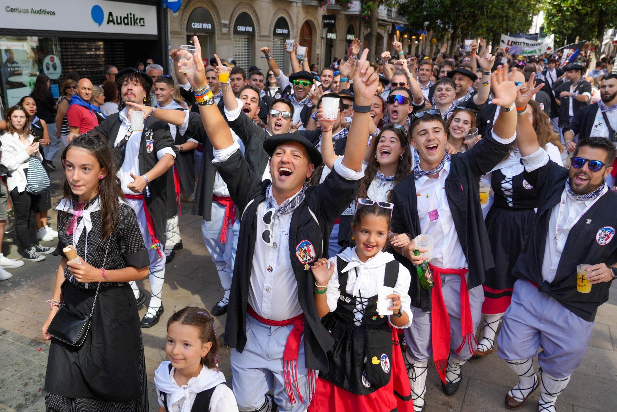 En imágenes: Blusas y neskas desfilan en el primer paseíllo