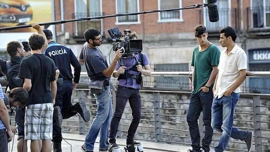 El equipo filma por los barrios de Bilbao; en este caso, en la entrada del barrio de San Francisco, donde los actores ven pasar el tren.