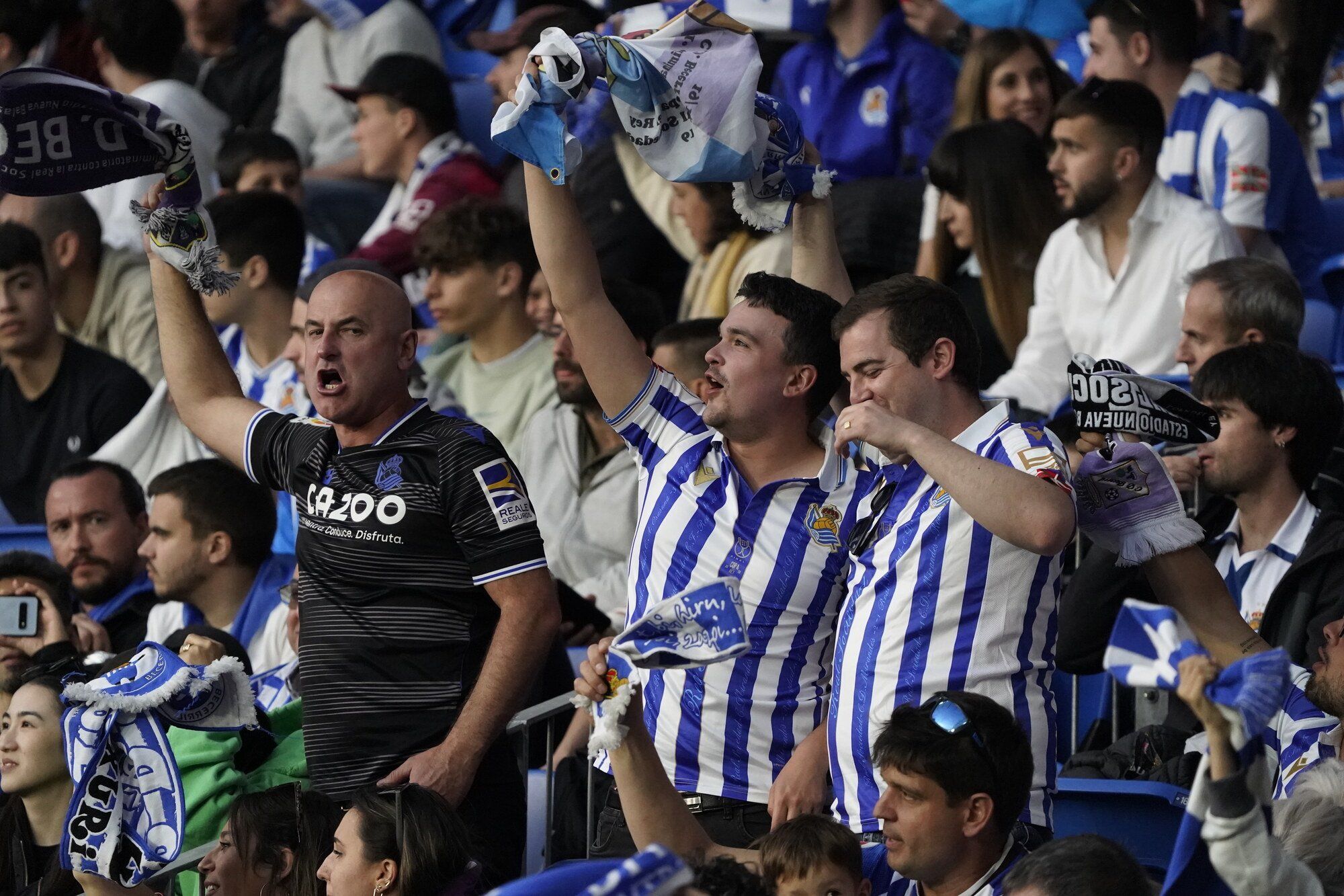La afición txuri-urdin celebra la victoria en Anoeta.